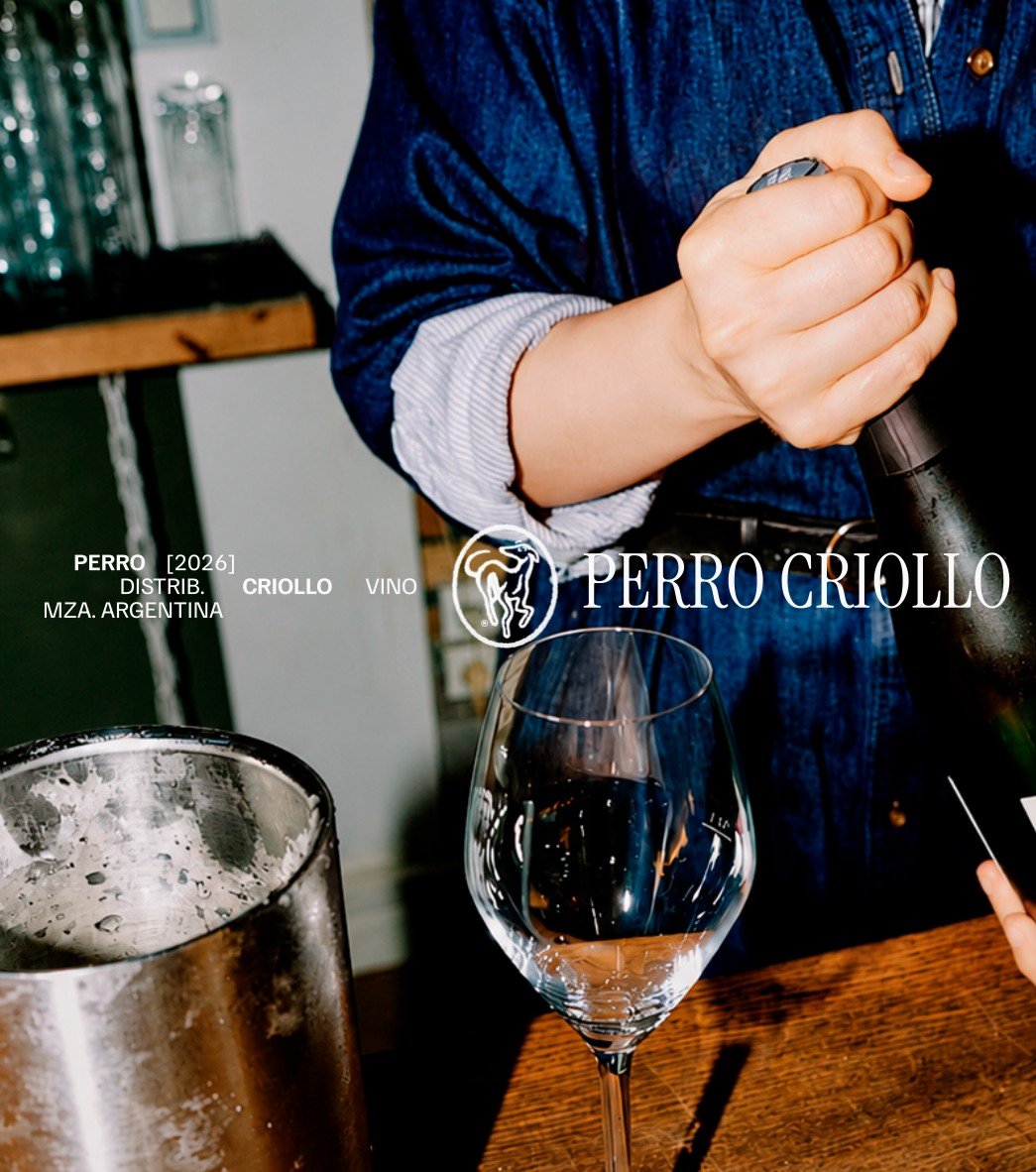 Sirviendo una copa de vino Perro Criollo